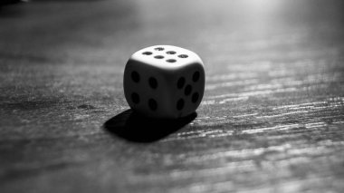 İlginç bir bakış açısı ile siyah beyaz zar