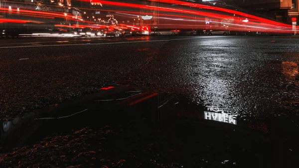 Gece Şehir Izleri Ilginç Bir Bakış Açısı Arabalar Geçerken — Stok fotoğraf