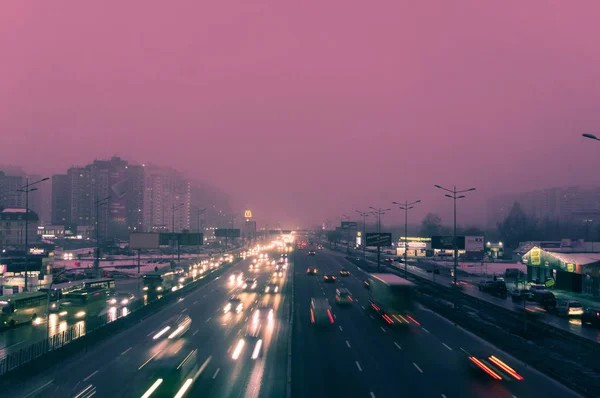 Foto Strada Nella Nebbia Colore Rosa — Foto Stock