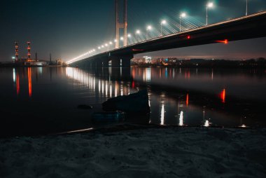 Dinyeper Nehri üzerinde köprünün gece fotoğrafı