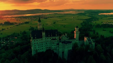 İnanılmaz hava günbatımı görünümünü Neuschwanstein Şatosu, altın gökyüzü, alacakaranlık Bavyera Alpleri, Bavyera, Almanya.