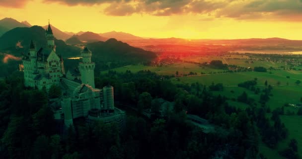 Εκπληκτικό ηλιοβασίλεμα Αεροφωτογραφία του Κάστρο Neuschwanstein, Χρυσή ουρανού, Λυκόφως στις βαυαρικές Άλπεις, Βαυαρία, Γερμανία. — Αρχείο Βίντεο