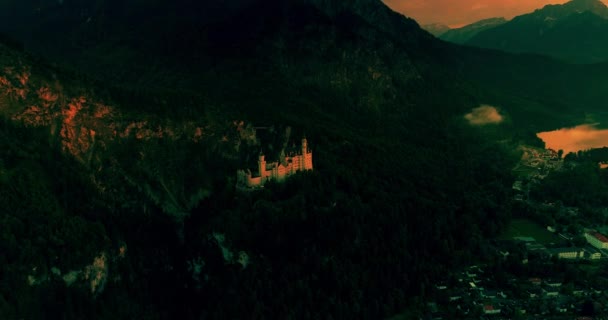 Incrível vista aérea do pôr do sol do castelo de Neuschwanstein, céu dourado, crepúsculo nos Alpes da Baviera, Baviera, Alemanha . — Vídeo de Stock