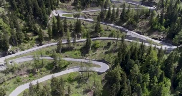 Letecký pohled na horské silnice s kamiony a auta jedoucí na cik cak jít nahoru a dolů v Evropě Švýcarsko 4k — Stock video