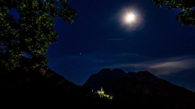 Neuschwanstein Şatosu veya Schloss Neuschwanstein, bir ünlü Bavyera, Almanya Fussen şehir yakınındaki kalesidir. Gece timelapse 4k.
