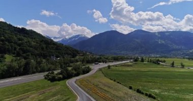 Karayolu trafik otomobil ve kamyon hava dronun 4k video