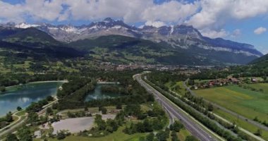 Karayolu trafik otomobil ve kamyon hava dronun 4k video