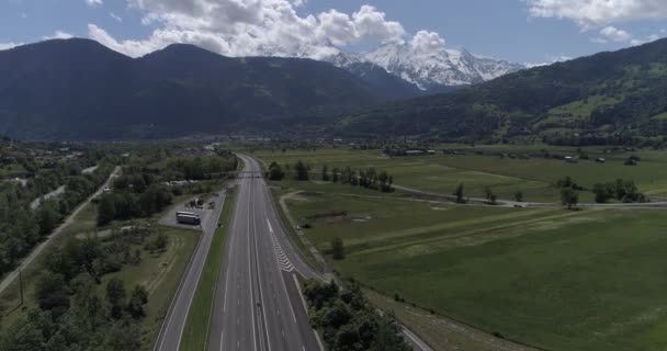 Tráfico por carretera de automóviles y camiones drone aéreo 4K video — Vídeos de Stock