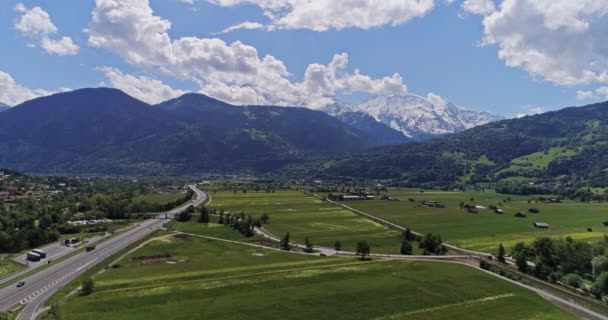 Tráfico por carretera de automóviles y camiones drone aéreo 4K video — Vídeos de Stock