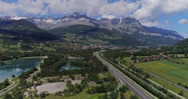 Autobahn-Verkehr von Auto und LKW Drohne aus der Luft 4k Video — Stockvideo