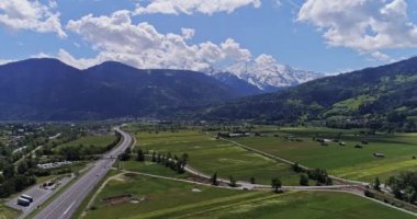 Karayolu trafik otomobil ve kamyon hava dronun 4k video