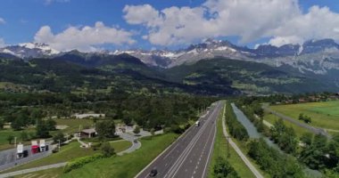 Karayolu trafik otomobil ve kamyon hava dronun 4k video