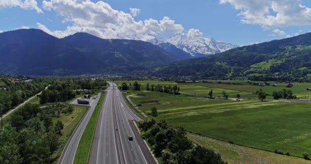 Εθνική οδό κυκλοφορίας των αυτοκινήτων και φορτηγών εναέριο κηφήνα βίντεο 4k — Αρχείο Βίντεο