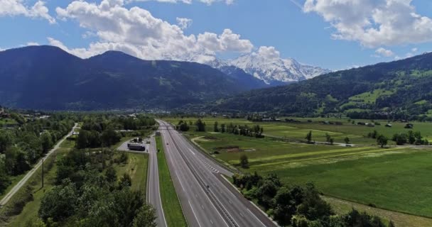 Traffico autostradale di auto e camion drone aereo 4K video — Video Stock