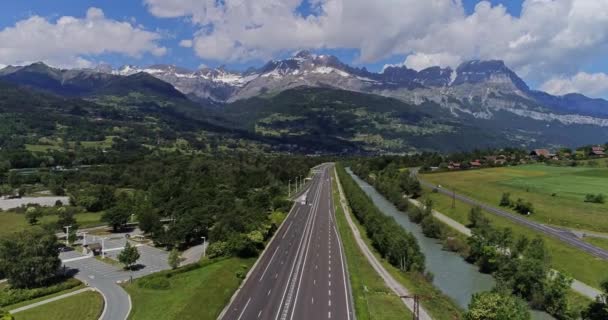 Snelweg verkeer van auto's en vrachtwagens luchtfoto drone 4 k video — Stockvideo