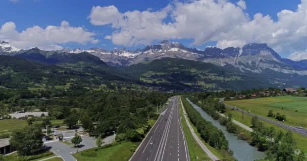 Autobahn-Verkehr von Auto und LKW Drohne aus der Luft 4k Video — Stockvideo