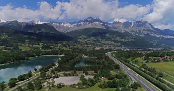 Autobahn-Verkehr von Auto und LKW Drohne aus der Luft 4k Video — Stockvideo