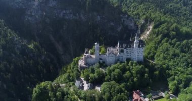 Neuschwanstein Şatosu hava görünümünü yeşil yaz manzaraya. Almanya