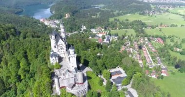 Neuschwanstein Şatosu hava görünümünü yeşil yaz manzaraya. Almanya 4k