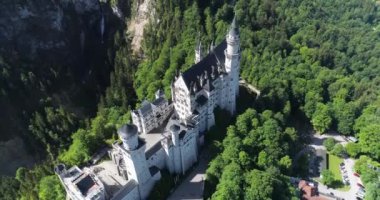 Neuschwanstein Şatosu hava görünümünü yeşil yaz manzaraya. Almanya
