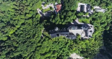 Neuschwanstein Şatosu hava görünümünü yeşil yaz manzaraya. Almanya