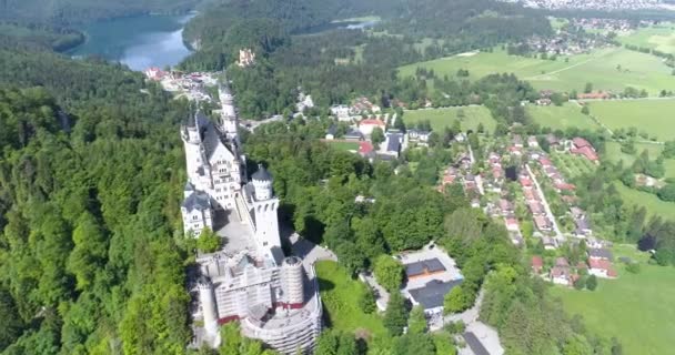 Vista Aérea Del Castillo Neuschwanstein Verde Paisaje Verano Alemania — Vídeo de stock