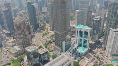 Petronas İkiz kule Kuala Lumpur City hava görünümünü. Uçak 4k video. Kuala Lumpur, Malezya, 2018 olabilir