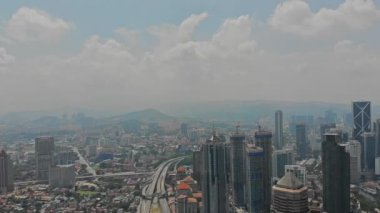 Petronas İkiz kule Kuala Lumpur City hava görünümünü. Uçak 4k video. Kuala Lumpur, Malezya, 2018 olabilir