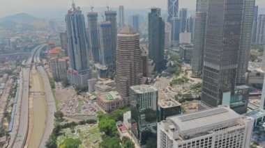 Petronas İkiz kule Kuala Lumpur City hava görünümünü. Uçak video. Kuala Lumpur, Malezya, 2018 olabilir