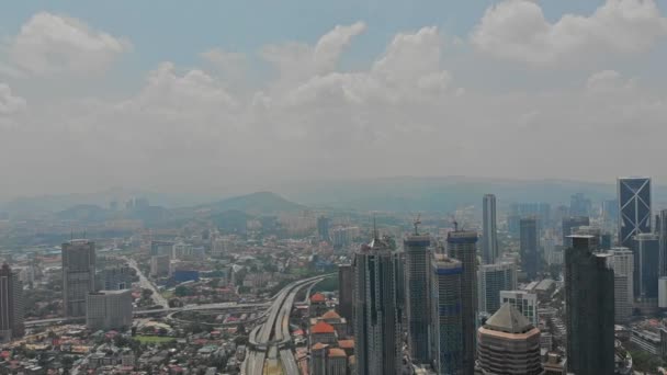 Petronas İkiz kule Kuala Lumpur City hava görünümünü. Uçak 4k video. Kuala Lumpur, Malezya, 2018 olabilir — Stok video