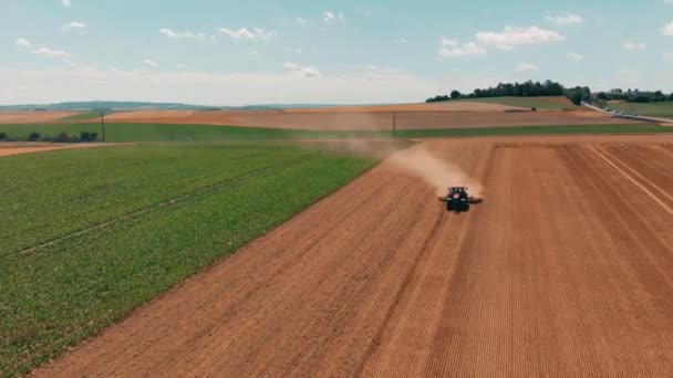 Vue aérienne par drone du traceur rouge travaillant dans le champ de blé. Agriculture et environnement dans l'Union européenne . — Video