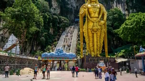 Божественная статуя лорда Муругана в пещерах Бату и туристический поток в Малайзии Time Lapse 4K — стоковое видео