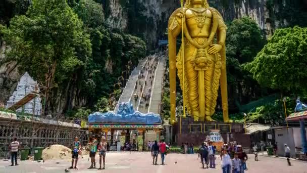 Κυρίου Murugan ινδουιστική θεότητα άγαλμα στο Batu Caves και τουριστικής ροής στη Μαλαισία Time Lapse 4k — Αρχείο Βίντεο