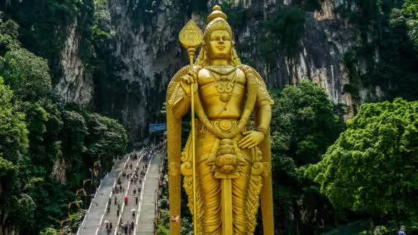 Lord Murugan Hindu Boity Statue at c and tourist flow in Malaysia Time Lapse 4K — стоковое видео
