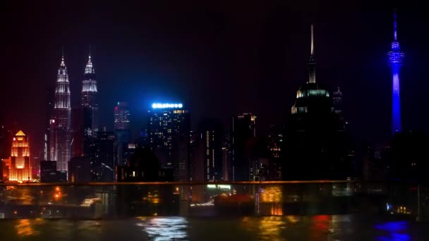 Kuala Lumpur, Malezya Timelapse 4k çatı ve gece cityscape kenarında Yüzme Havuzu — Stok video