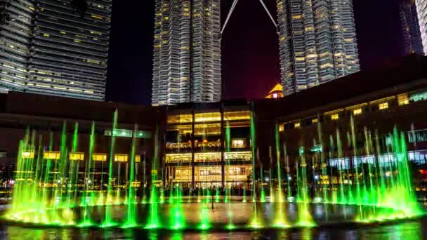 Kuala Lumpur. Malajsie - 15 května 2018: slavné fontány v noci. 4k — Stock video