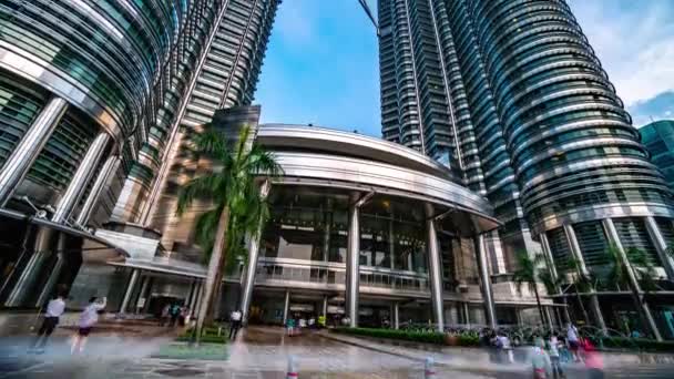 Timelapse av närbild skott Kuala Lumpurs kända Petronas Towers i solig dag 4k — Stockvideo