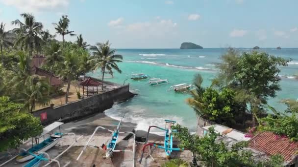 Luchtfoto veiw empy tour boten op zee golven in Bali. Indonesië op een winderige dag. 4k — Stockvideo