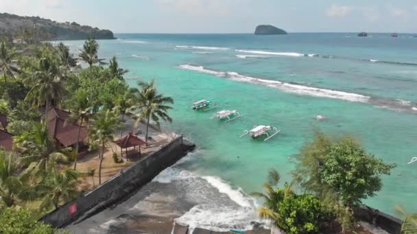 Veta aérea de barcos empy tour en olas marinas en Bali. Indonesia en un día ventoso. 4K — Vídeos de Stock