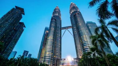Yakın çekim timelapse Kuala Lumpurs Petronas kuleleri günbatımı 4 k vurdu.