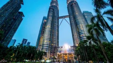Yakın çekim timelapse Kuala Lumpurs ünlü Petronas kuleleri güneşli bir günde vurdu