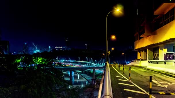 Nacht stadsverkeer. Avenue en snelweg. Verkeer stroomt met wazig beweging. 4k Time-Lapse, Night in Kuala Lumpur, Maleisië — Stockvideo