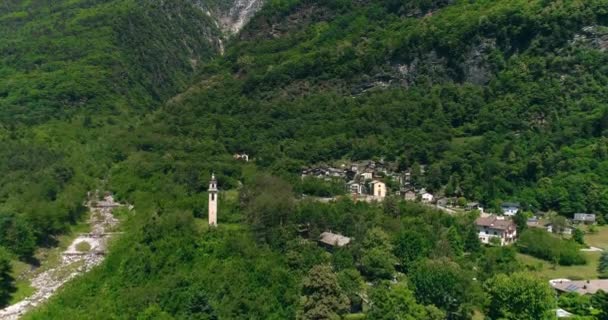 Vista aérea del pueblo yípico de los Alpes en verdes colinas y valles de los Alpes en Italia o Austria en 4K — Vídeo de stock