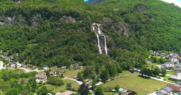 Filmische 4k Luftaufnahme eines Wasserfalls in den italienischen und österreichischen Alpen — Stockvideo