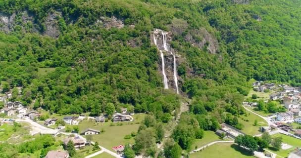 Cinemática 4K antena veiw uma cachoeira na Itália e Áustria Alpes — Vídeo de Stock