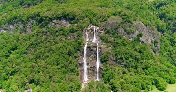 Filmische 4 k luchtfoto veiw een waterval in Italië en Oostenrijk Alpen — Stockvideo