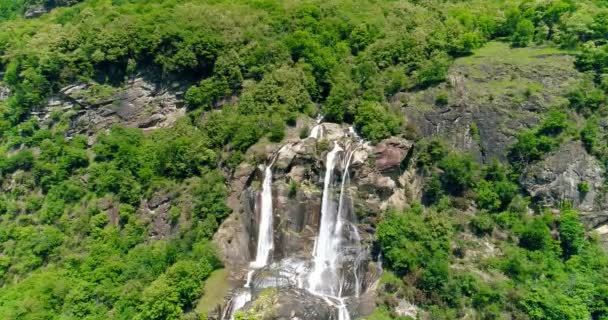 Filmiska 4 k antenn veiw ett vattenfall i Italien och Österrike Alperna — Stockvideo