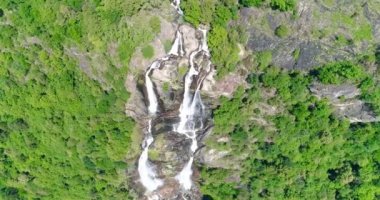 Sinema 4 k hava veiw bir şelale İtalya ve Avusturya Alpleri