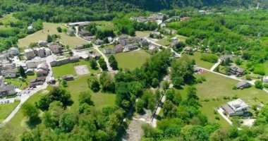 Yeşil tepeler ve vadiler İtalya Alpler'de veya 4k Avusturya'da tipik Alps köyünün havadan görünümü