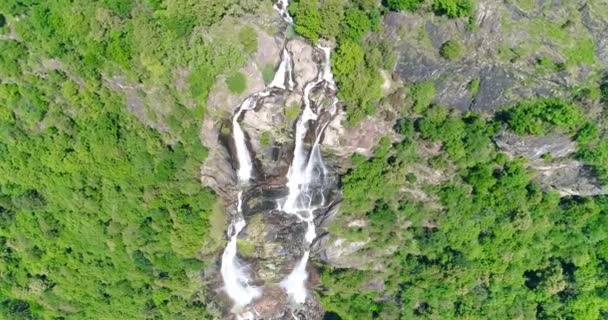 Cinemática 4 k antena ver una cascada en Italia y los Alpes de Austria — Vídeos de Stock